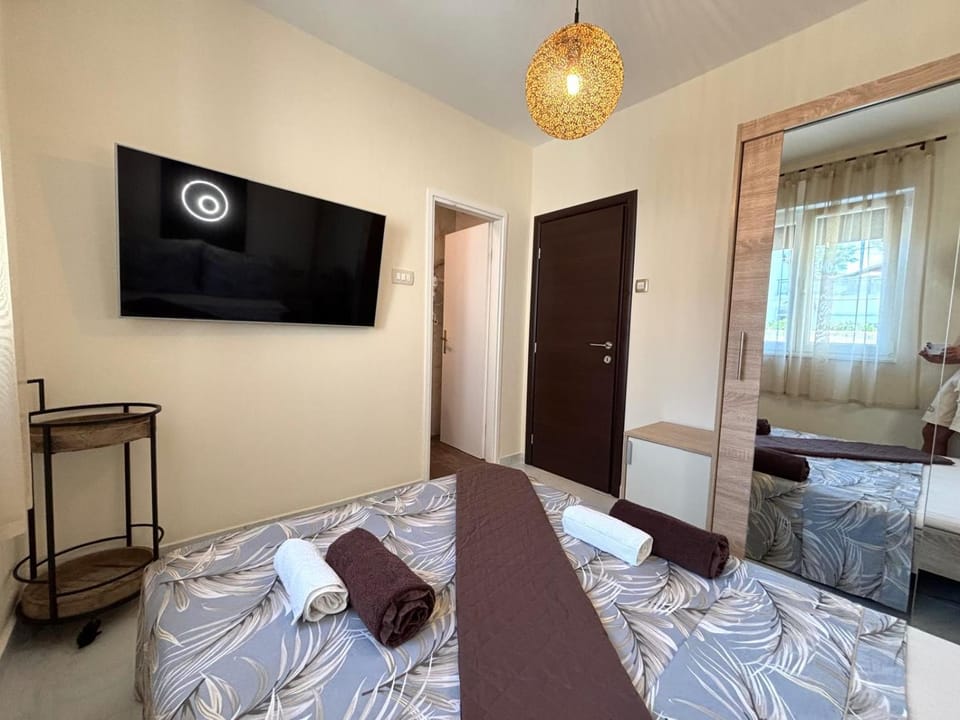 Bed, TV and multimedia, Bedroom