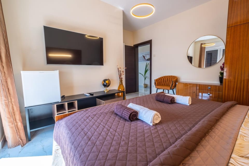 Bed, TV and multimedia, Bedroom