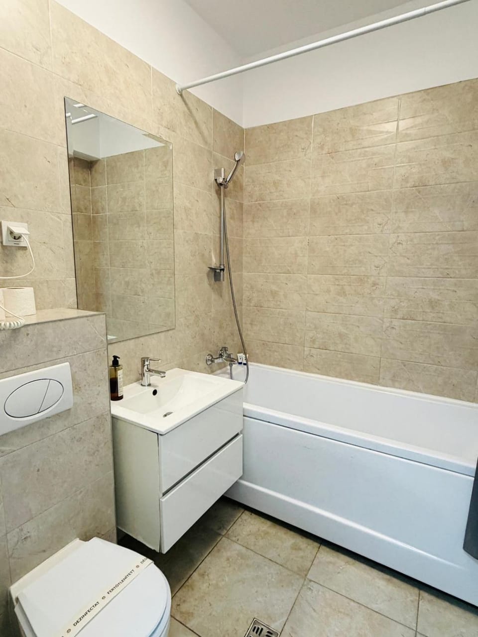 Shower, Toilet, Hot Tub, Bathroom, Bath, towels