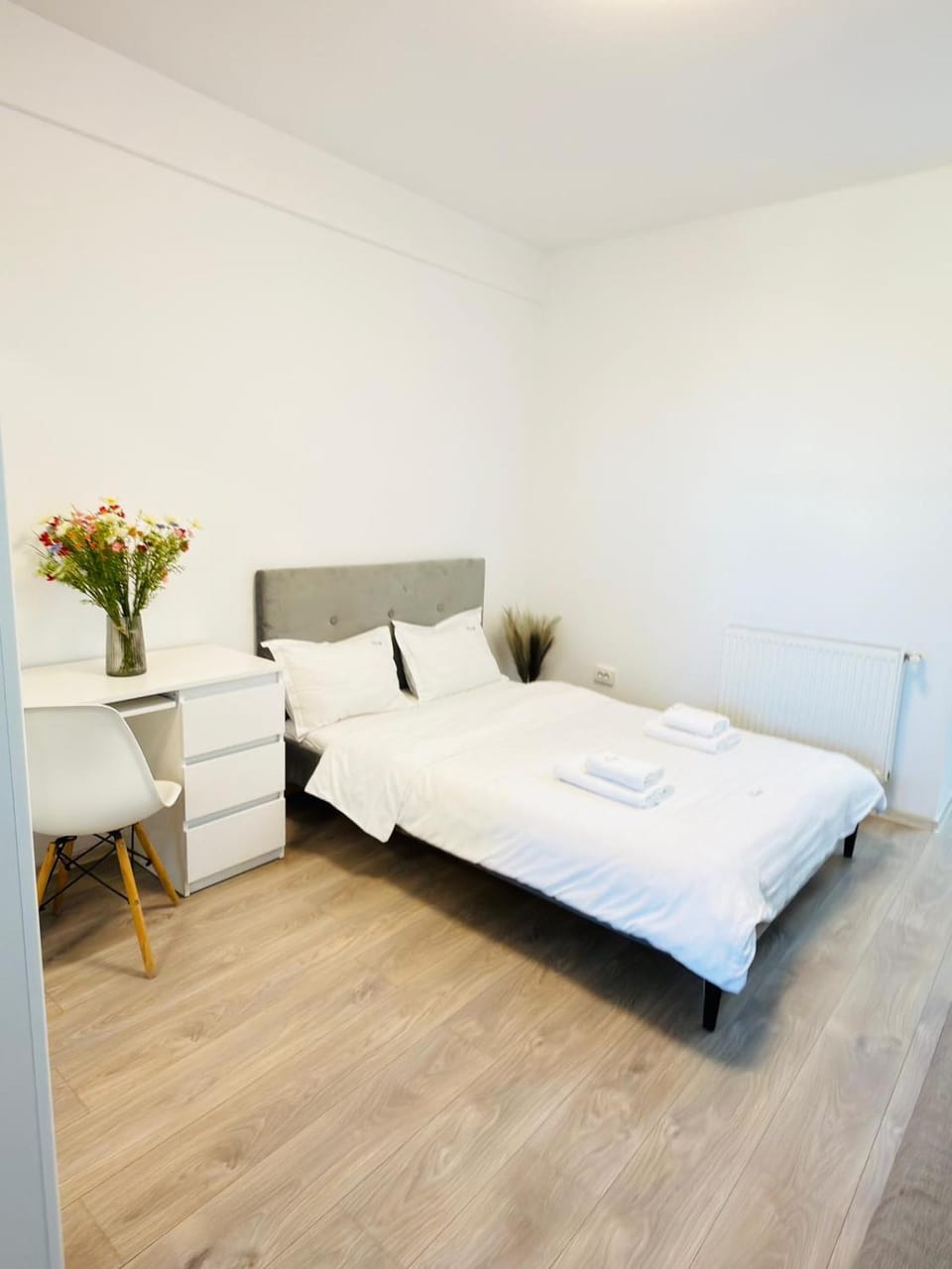 Bed, Living room, Photo of the whole room, Seating area, Bedroom