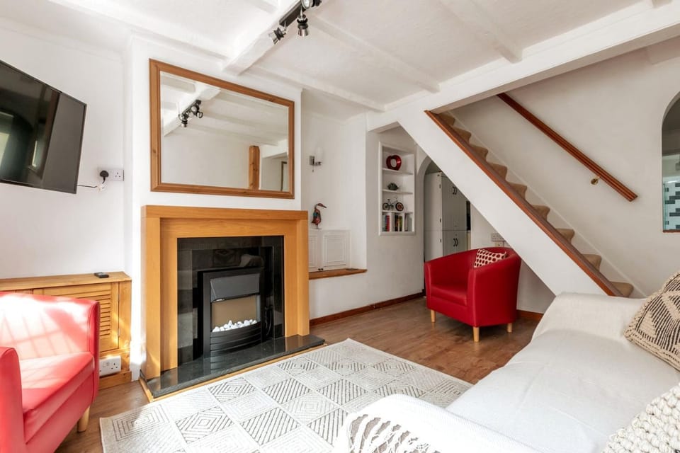Stylish 2BD Family Hideaway in Dover House in Dover
