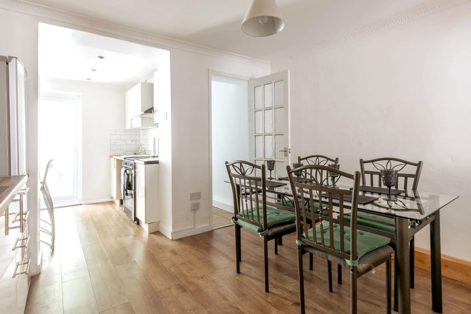 Stylish 2BD Family Hideaway in Dover House in Dover