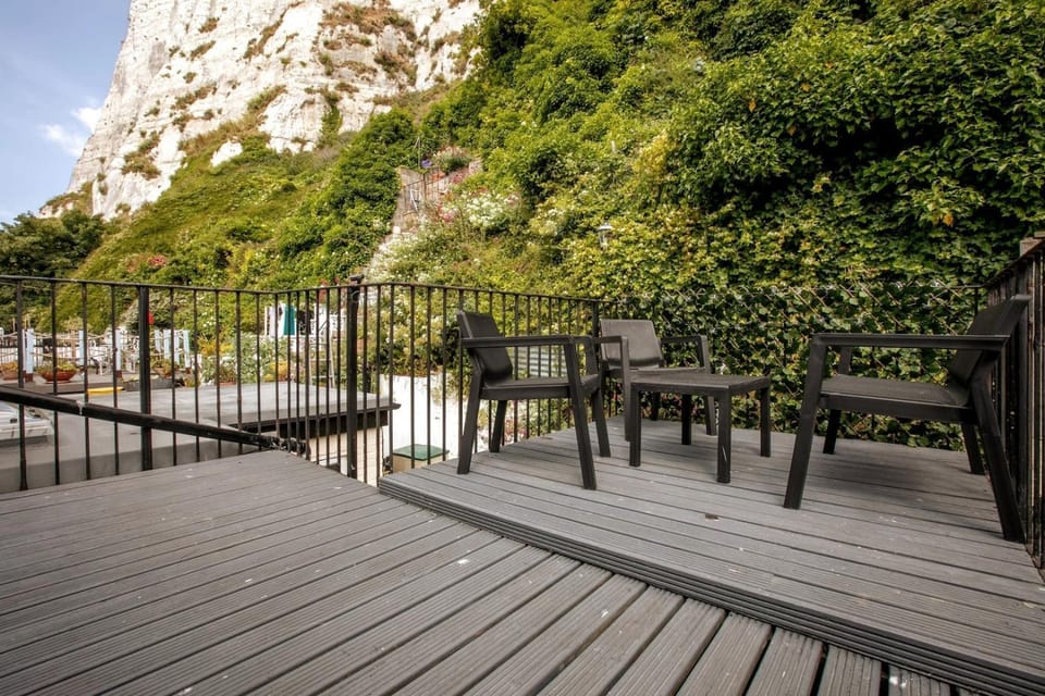 Stylish 2BD Family Hideaway in Dover House in Dover