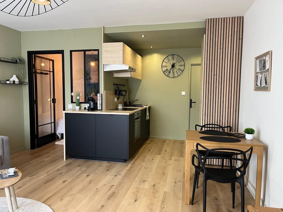 Kitchen or kitchenette, Dining area, minibar, pet friendly, stove, kitchen, kitchen