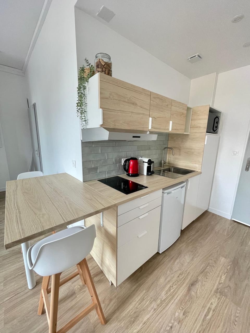 Kitchen or kitchenette, Dining area, minibar, stove
