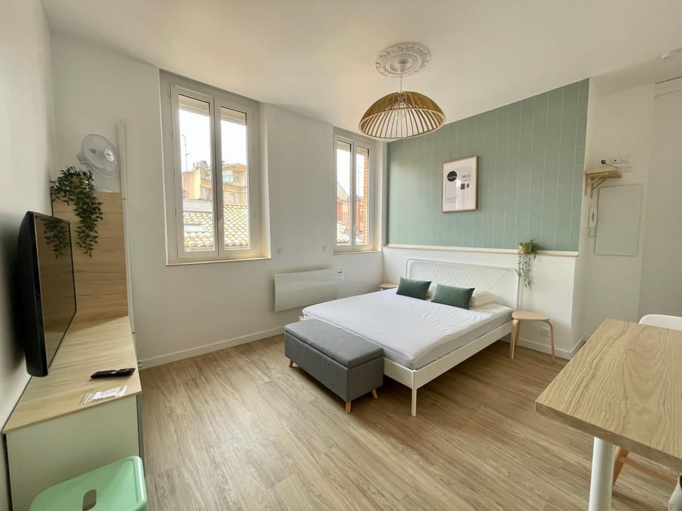 Photo of the whole room, Bedroom