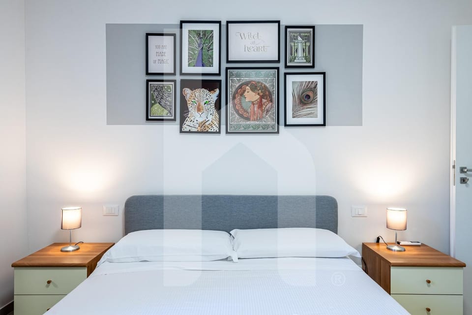 Bed, Photo of the whole room, Decorative detail, Bedroom