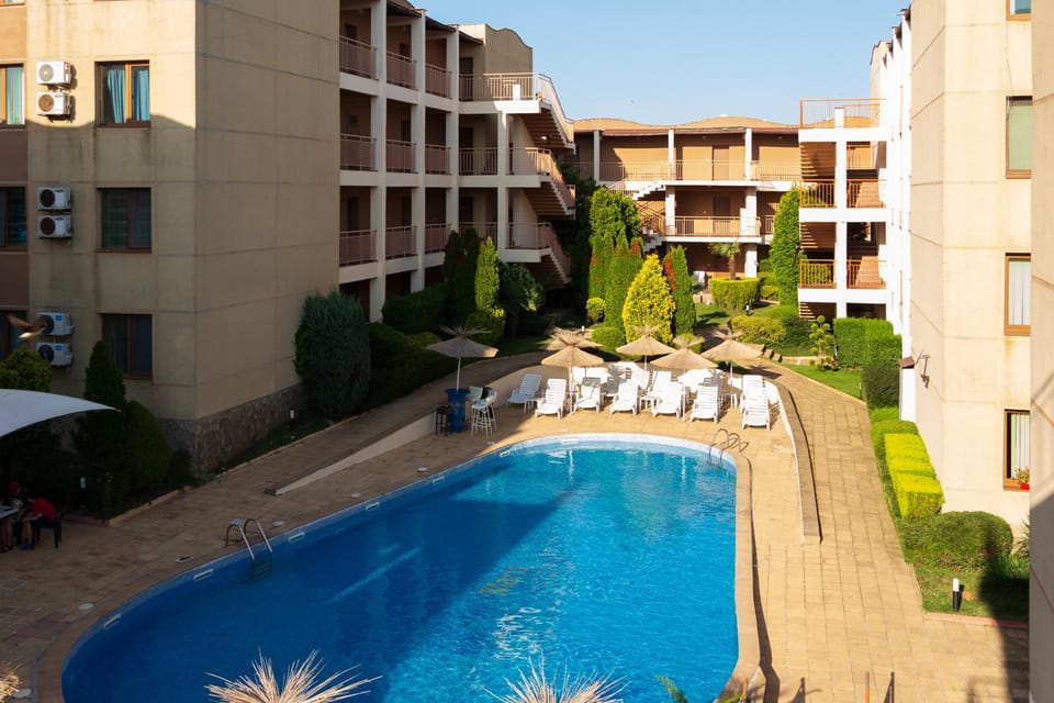 Property building, Patio, Day, Garden, Pool view, Swimming pool, sunbed
