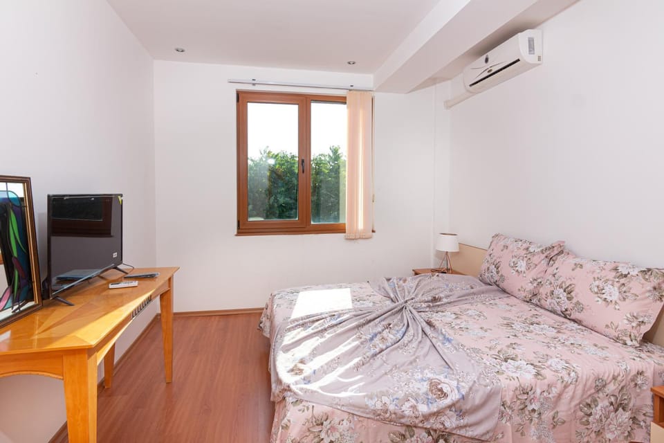 Bed, TV and multimedia, Photo of the whole room, Bedroom, air conditioner