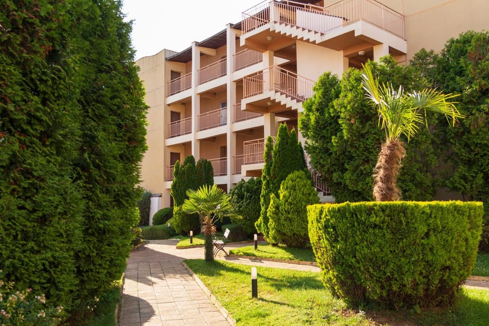 Property building, Day, Garden