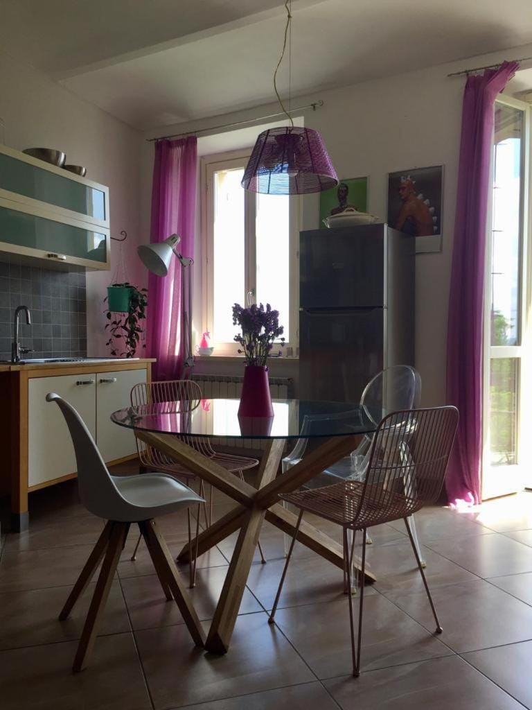 Kitchen or kitchenette, Dining area