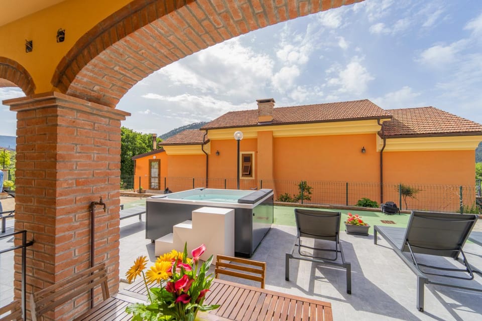 Patio, Hot Tub, Dining area, sunbed