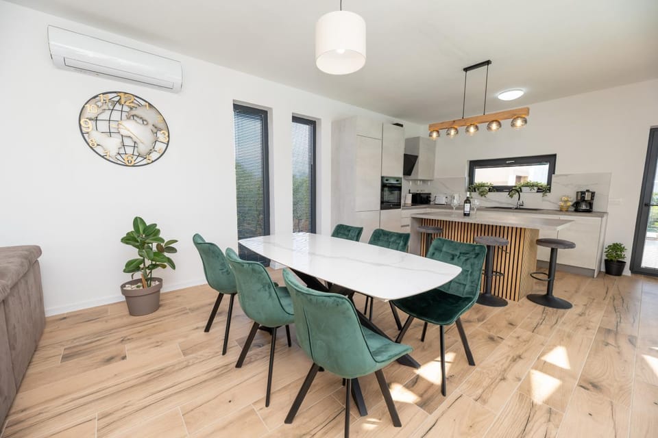 Kitchen or kitchenette, Living room, Seating area, Dining area, air conditioner