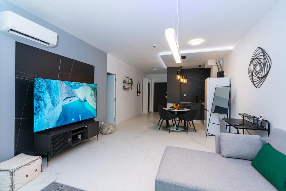 Communal lounge/ TV room, TV and multimedia, Kitchen or kitchenette, Living room, Seating area, Dining area, Evening entertainment, air conditioner