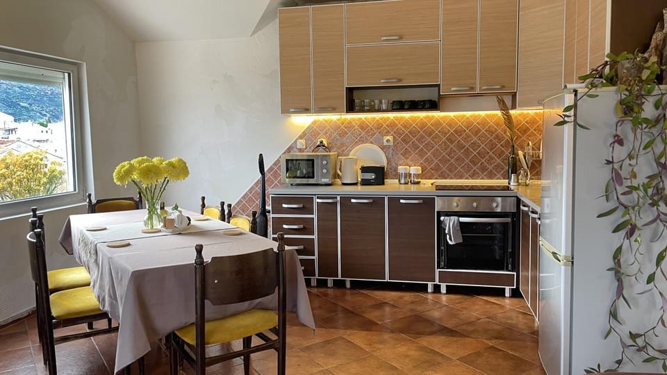 Kitchen or kitchenette, Dining area, oven, pet friendly, stove