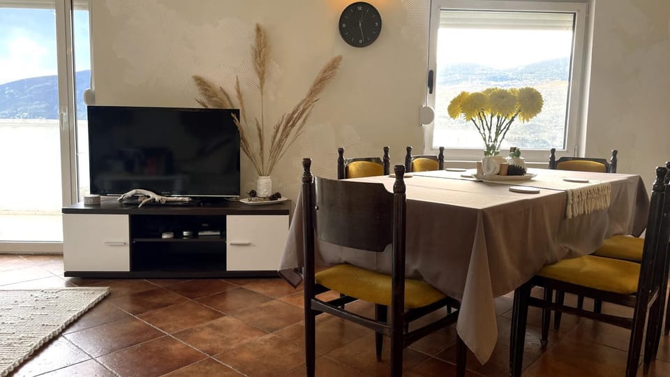 TV and multimedia, Living room, Dining area