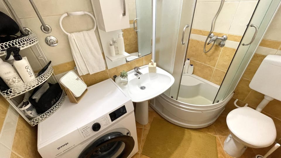 Shower, Toilet, towels