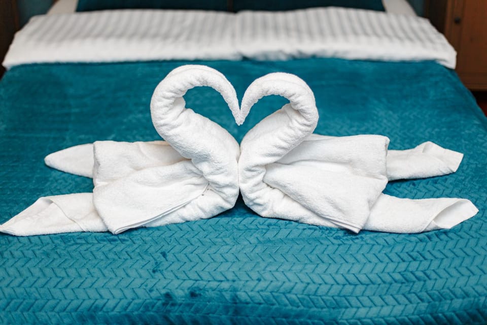 Bed, Bedroom, towels