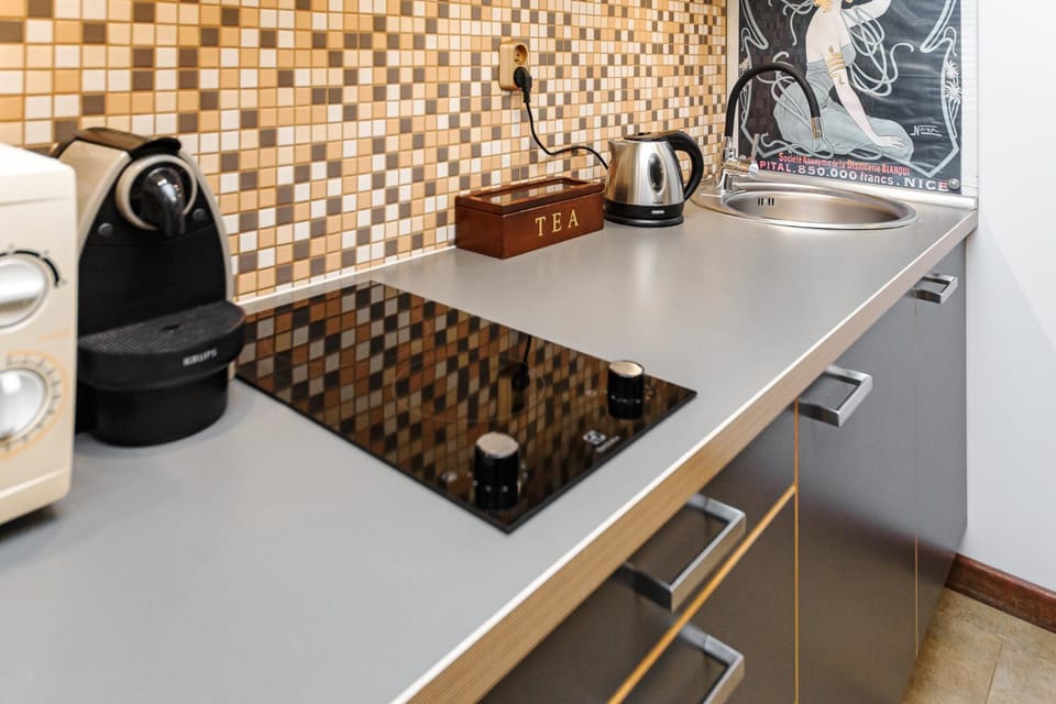 Coffee/tea facilities, Kitchen or kitchenette, stove