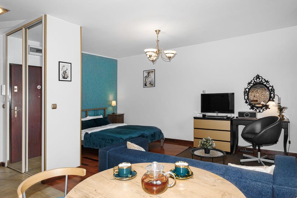 Communal lounge/ TV room, Bed, TV and multimedia, Living room, Photo of the whole room, Seating area, Dining area, Bedroom, hair dresser, wardrobe