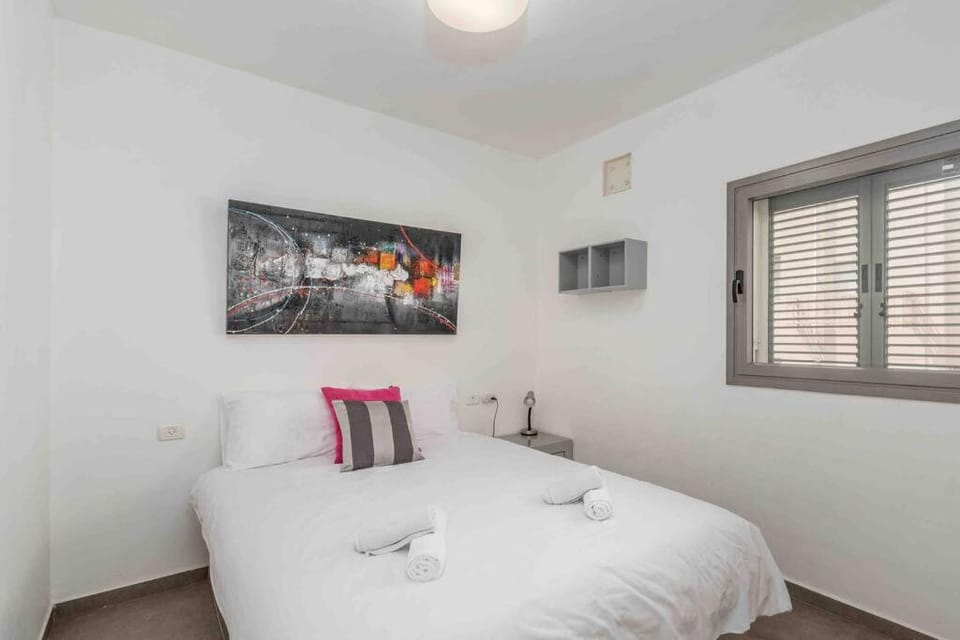 NEW Cosy 2BR and parking By Banana Beach Apartment in Tel Aviv-Yafo