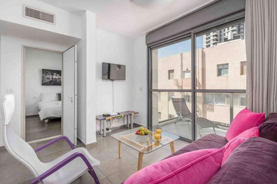 NEW Cosy 2BR and parking By Banana Beach Apartment in Tel Aviv-Yafo