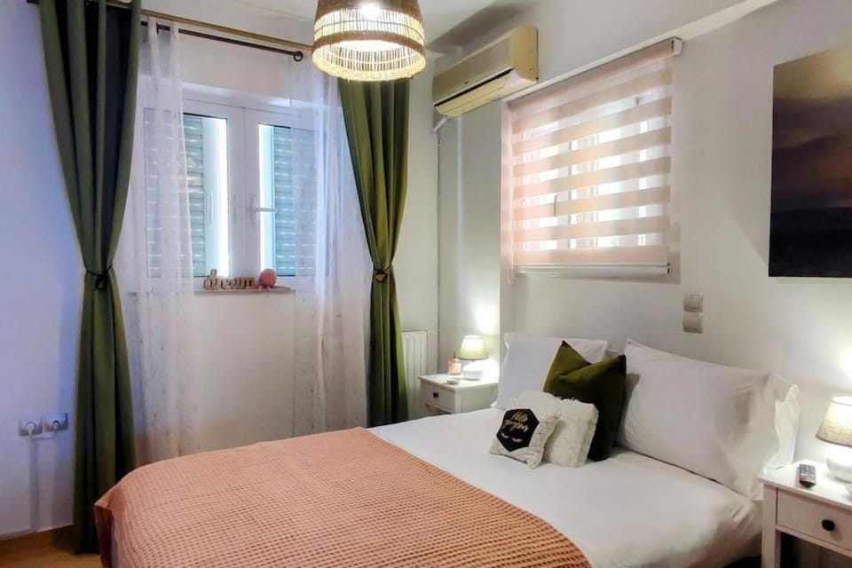Bed, TV and multimedia, Bedroom