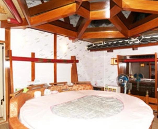ホテル　アイネ　五條店 Love hotel in Japan
