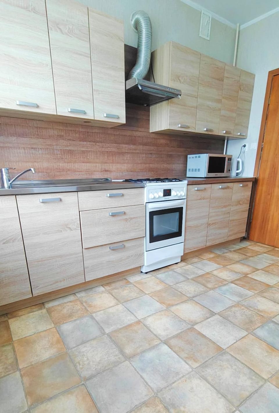 Kitchen or kitchenette, Communal kitchen, microwave, oven, stove