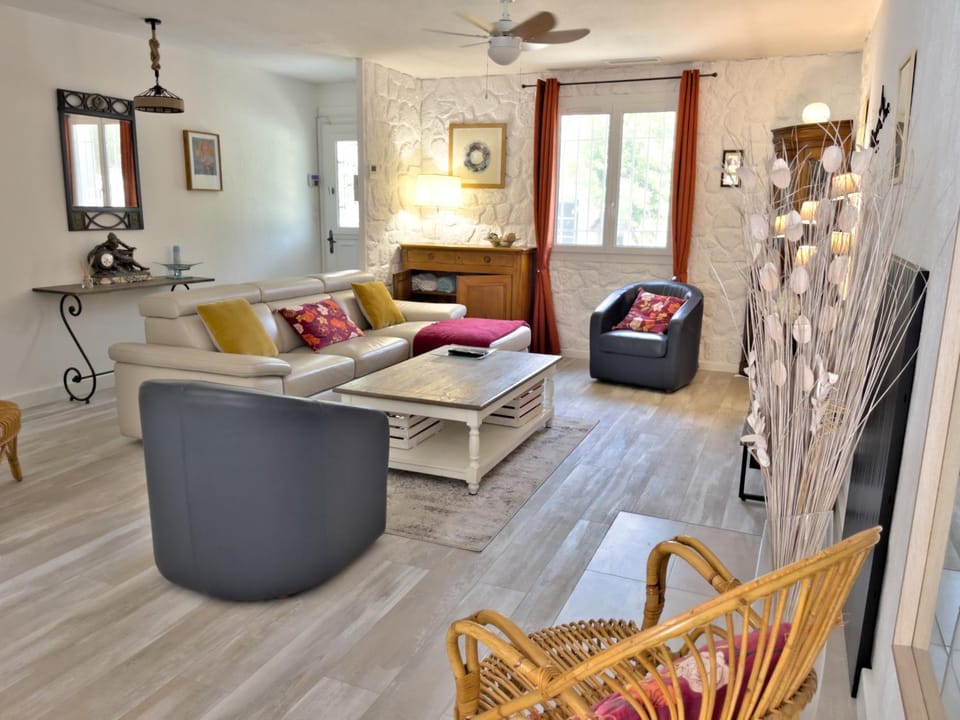 Living room, Seating area, fireplace
