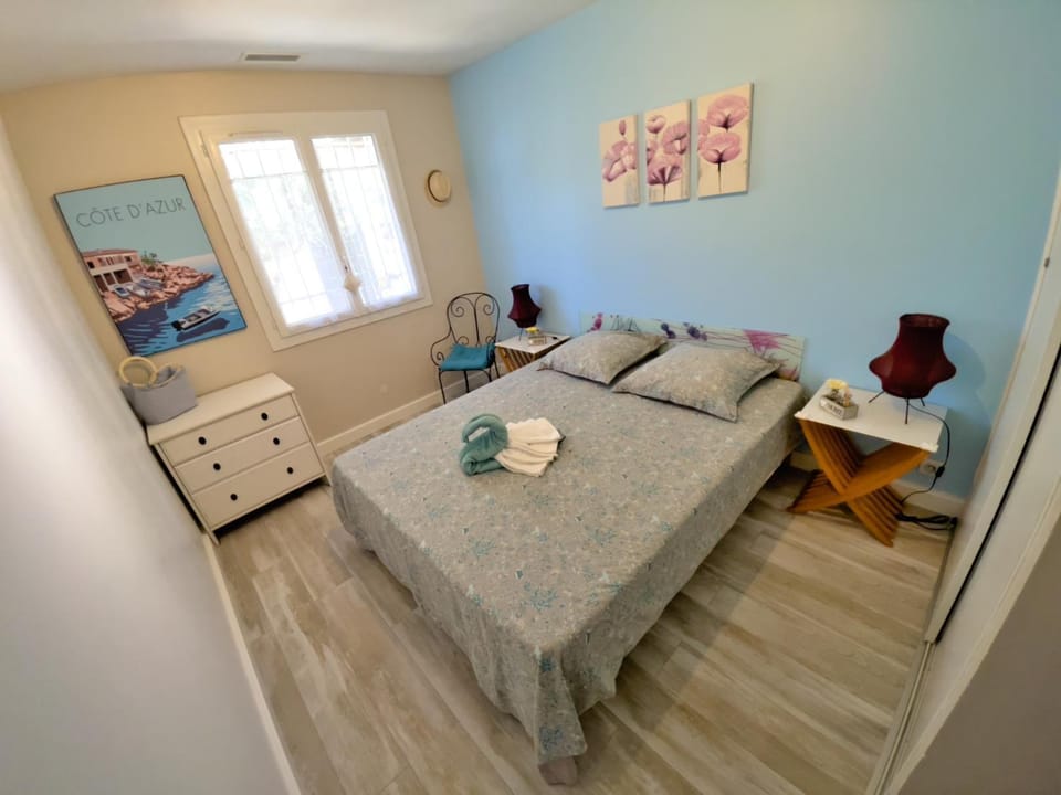 Bed, Photo of the whole room, Bedroom, towels