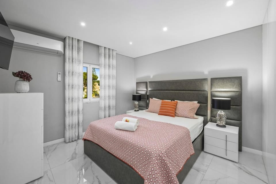 Bed, TV and multimedia, Photo of the whole room, Bedroom, towels, air conditioner