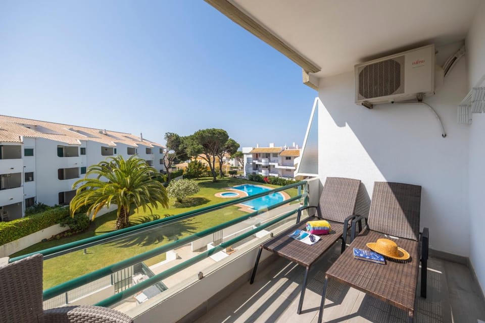 Balcony/Terrace, Balcony/Terrace, Seating area, Pool view, Swimming pool, sunbed, towels