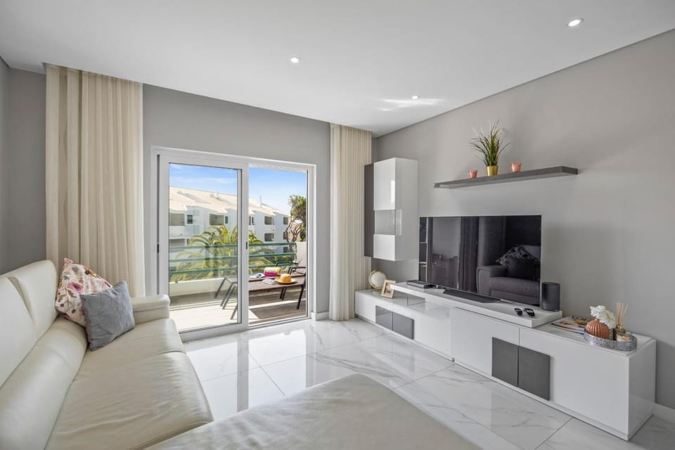 TV and multimedia, Living room, Seating area, Evening entertainment