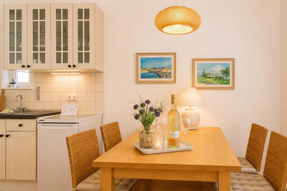 Kitchen or kitchenette, Dining area, stove