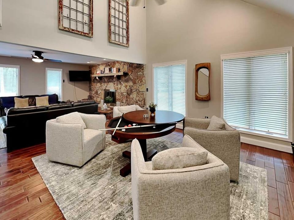 Billiard, TV and multimedia, Living room, Seating area, fireplace, furniture