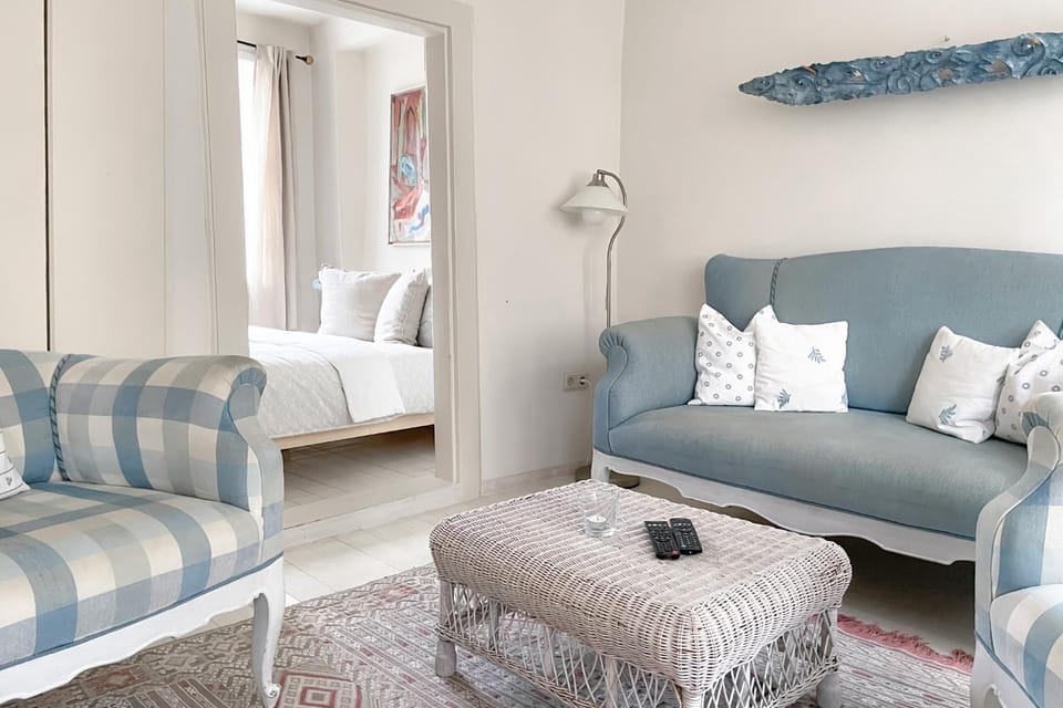Bed, Living room, Seating area, Bedroom