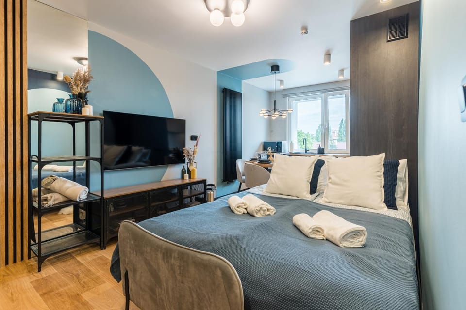 Bed, TV and multimedia, towels