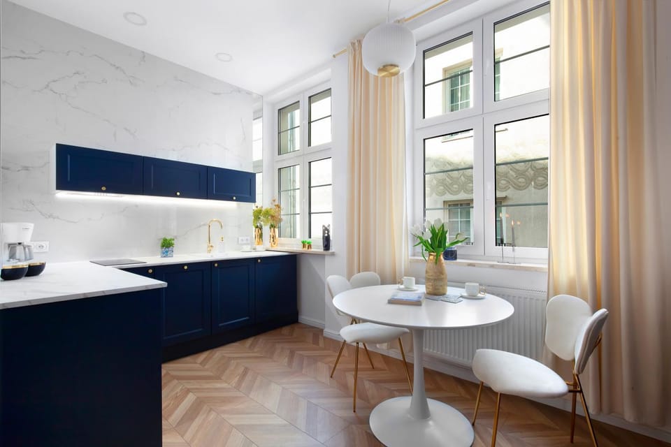 Kitchen or kitchenette, Dining area
