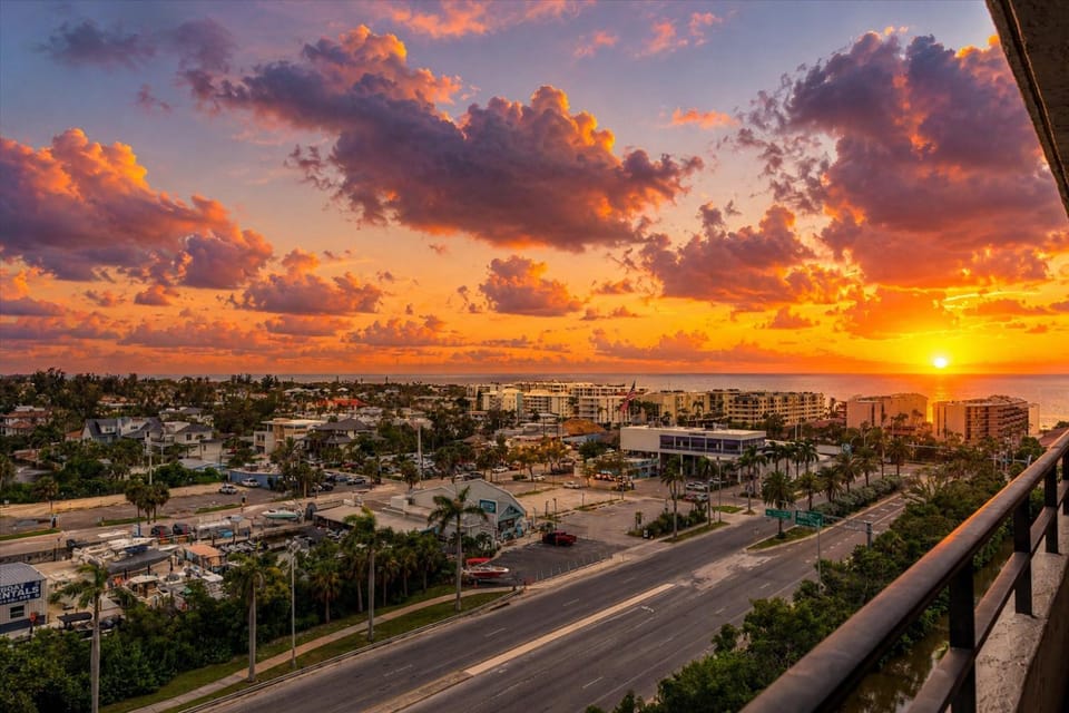 6415 Midnight Pass #PH8 House in Siesta Key