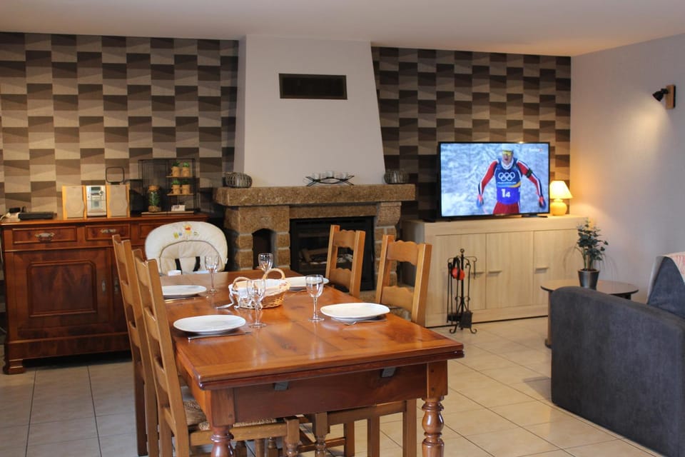 Living room, Seating area, Dining area