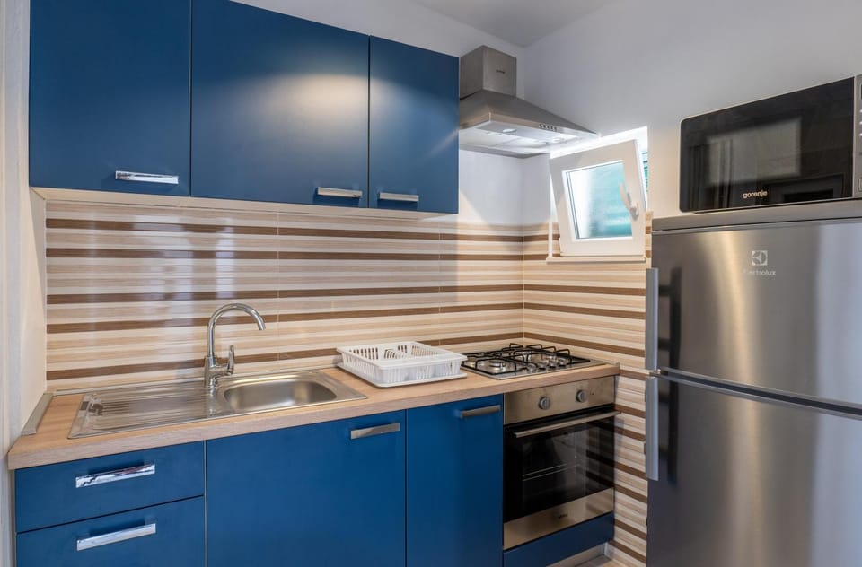 Kitchen or kitchenette, minibar