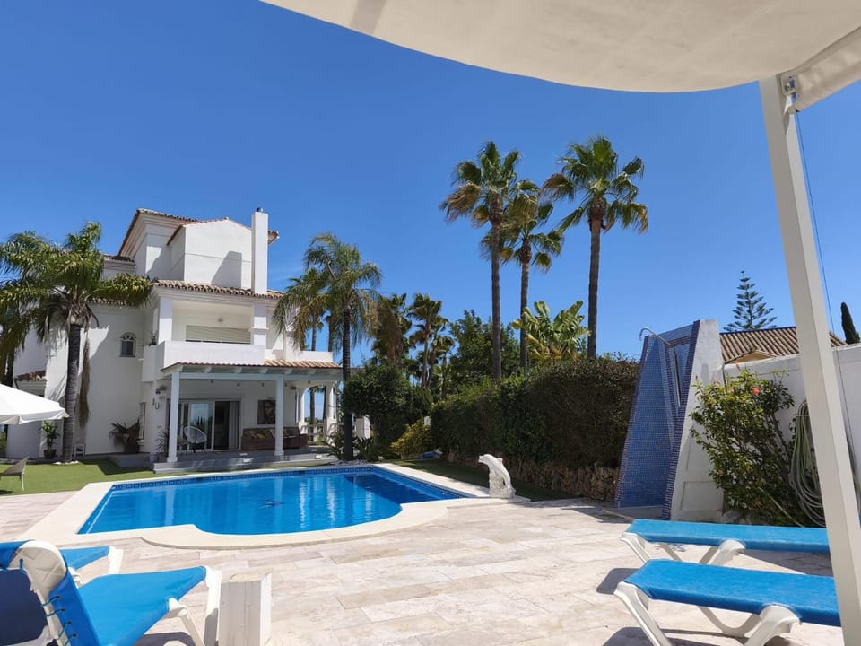 Property building, Patio, Day, Pool view, Swimming pool, sunbed