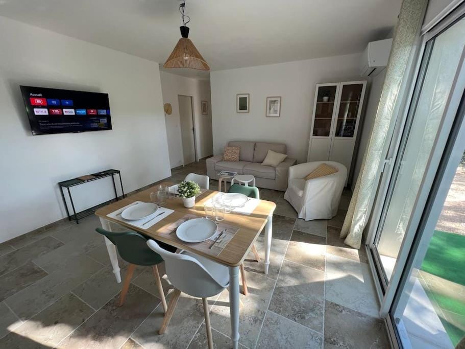 TV and multimedia, Living room, Seating area, Dining area