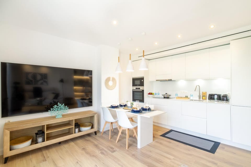 TV and multimedia, Coffee/tea facilities, Kitchen or kitchenette, Dining area, minibar, pet friendly, stove