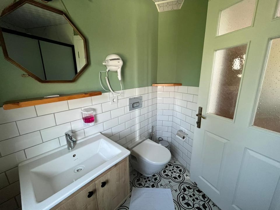 Shower, Toilet, Bathroom, Bath, towels