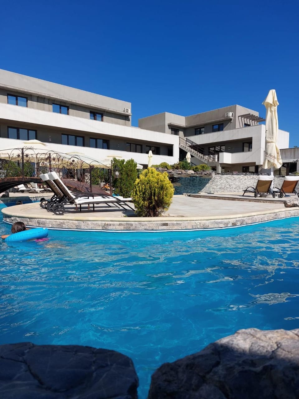 Property building, Day, Pool view, Swimming pool, Swimming pool, sunbed