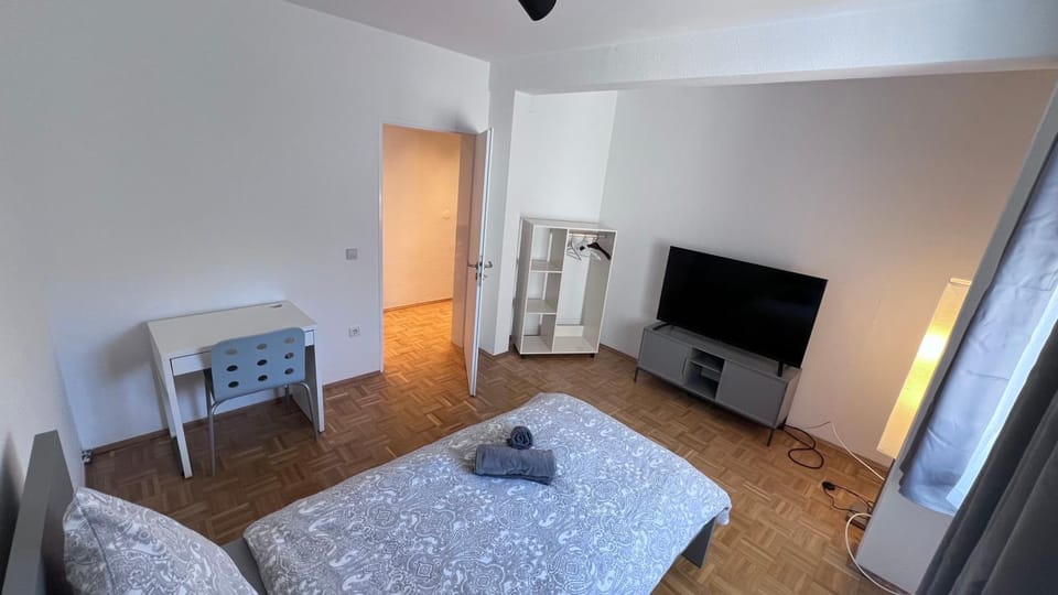 Bed, TV and multimedia, Photo of the whole room, Bedroom