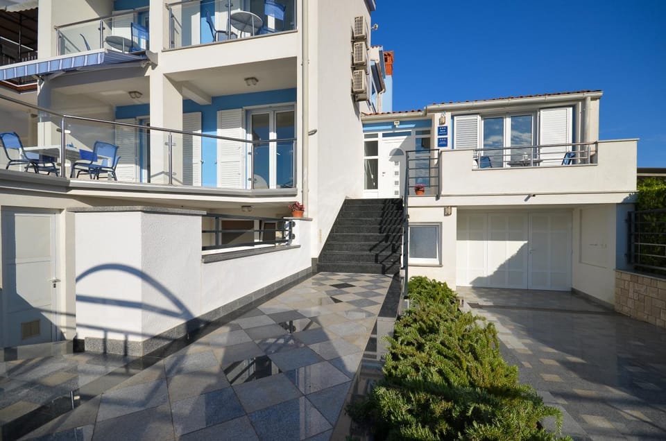 Patio, Facade/entrance, Day, View (from property/room), Balcony/Terrace