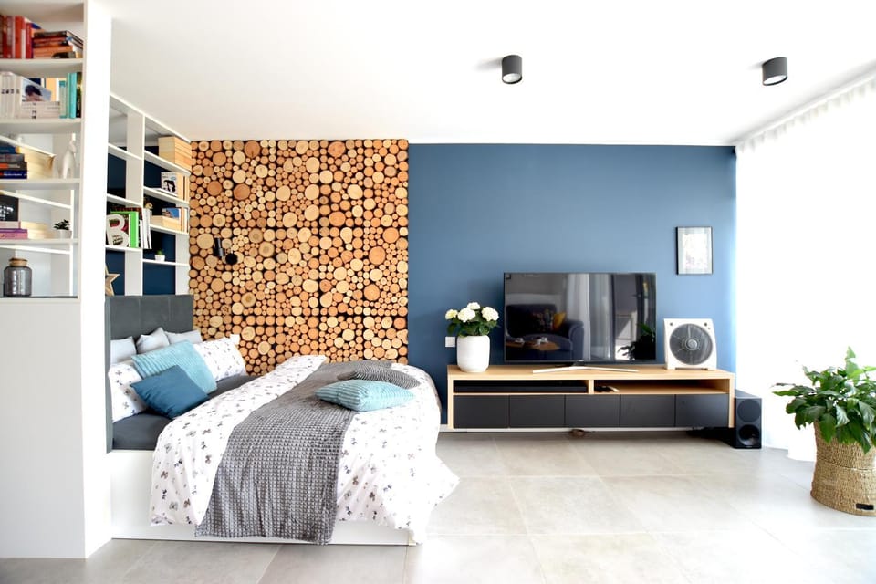 Bed, TV and multimedia, Photo of the whole room